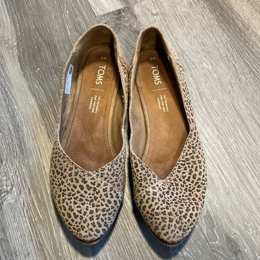 Tom’s animal print flats